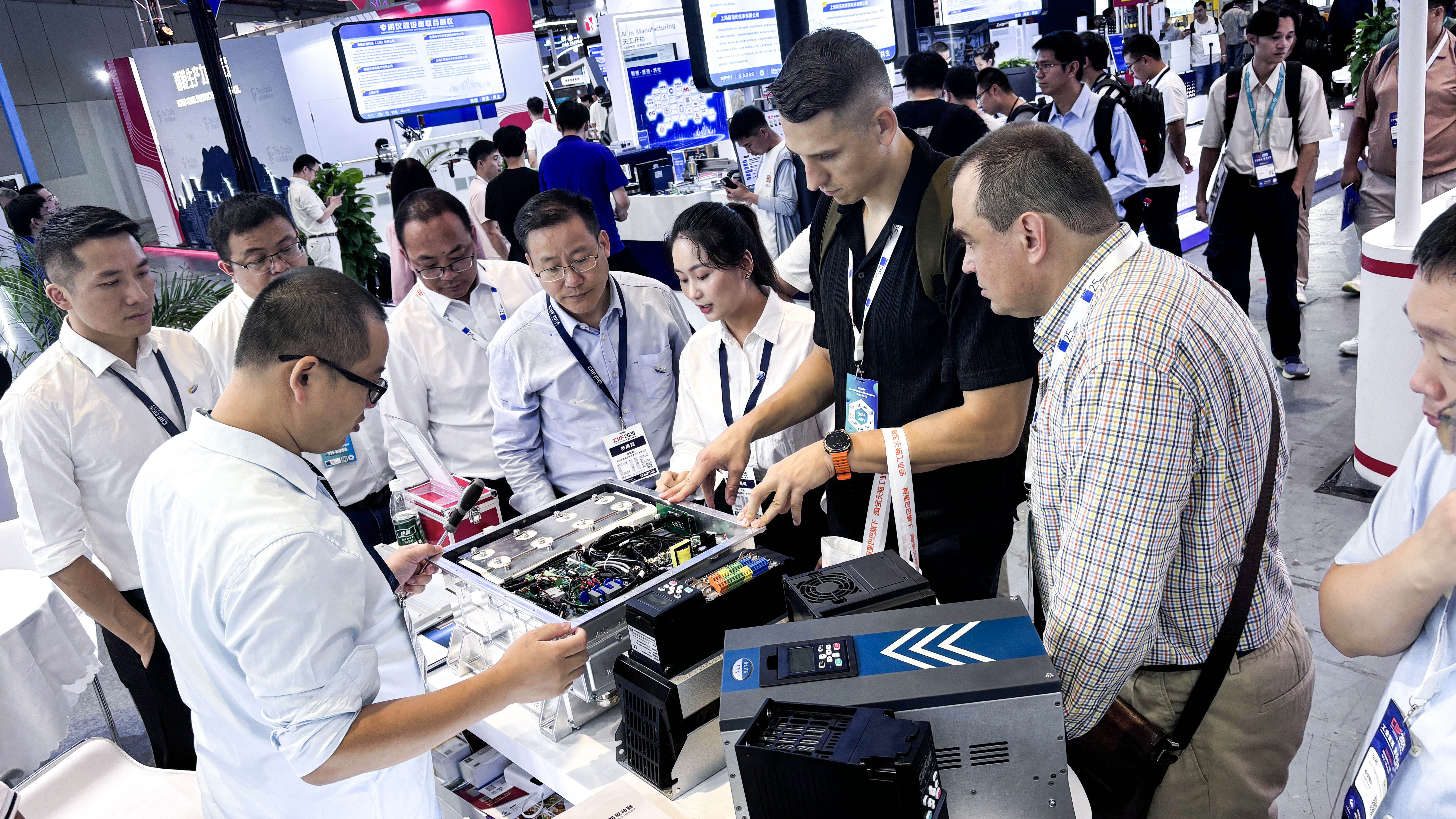 【工博会直击】2025上海工博会首日晨光：67361c顶级游戏娱乐华腾深耕新能源与工业自动化智能制造，以技术诠释实力!